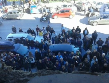 Κοσμοσυρροή έξω από το Δικαστικό Μέγαρο Ρόδου - Οργή κατά των δολοφόνων της φοιτήτριας (φωτό)
